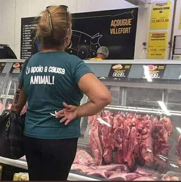 Moça hipocrita com a camisa "Eu apoio a causa animal"
